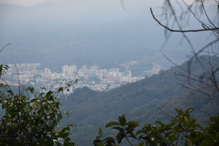 山巅远眺城市朦胧景致