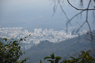 山间远眺城市朦胧景致