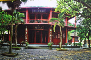 中式古建 红墙绿树相映