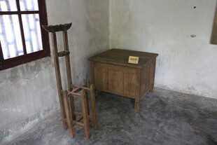 老式房间内的木家具陈设