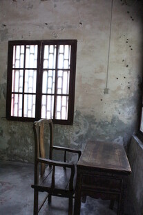 老旧房间内的桌椅与窗户