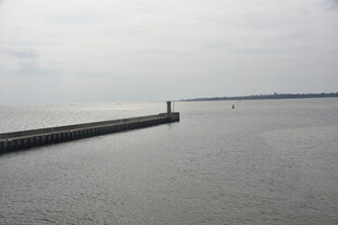 海边长堤延伸至远方