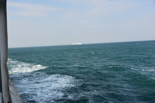 船行海上的壮阔海景