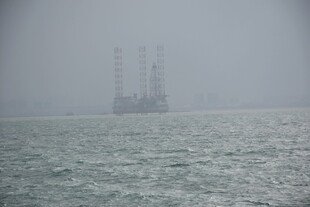 雾中海上钻井平台