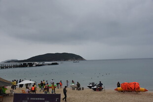 海边热闹的休闲活动场景