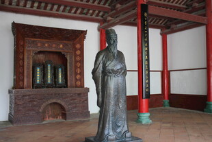 室内古代人物青铜雕像