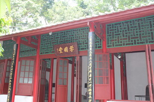 中式红漆建筑外观