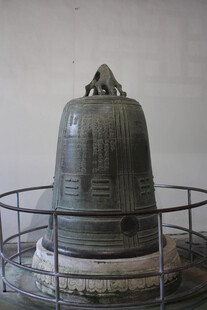 古老大钟置于围栏之中