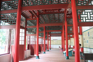 中式红廊下的悠闲漫步