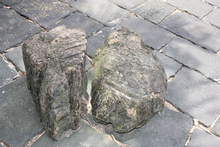 古朴石块置于石板地面