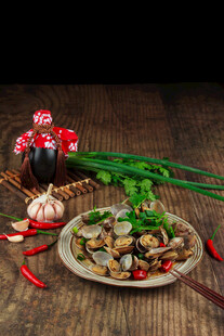 一盘美味蛤蜊及烹饪配料