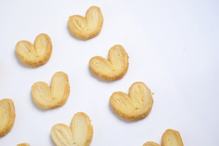 心形饼干摆拍图