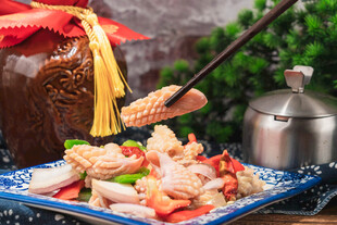 海鲜拼盘搭配特色佐料