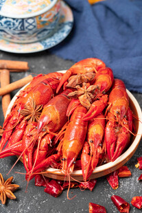 美味小龙虾摆放在竹篮中