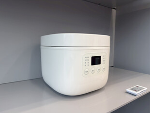 白色智能电饭煲置于台面上