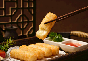 筷子夹起的美味炸鲜奶