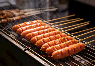 烤架上的美味烤肠