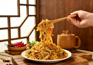 筷子夹起美味炒面