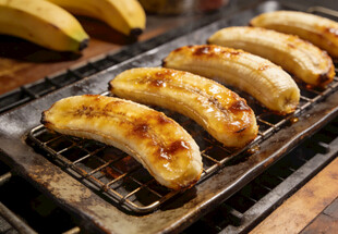 烤架上的美味烤香蕉