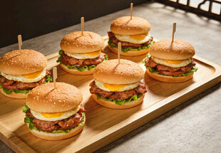美味汉堡整齐摆放在木托盘上