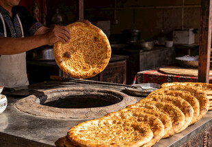 传统烤馕制作现场