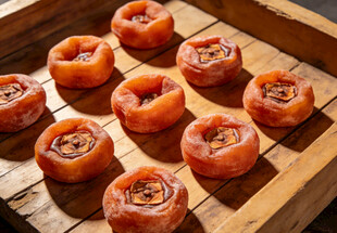 木盘上的美味柿饼