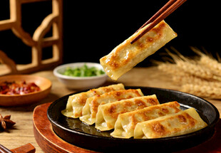 锅贴被夹起瞬间