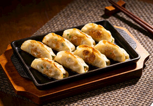 美味煎饺摆放在盘中