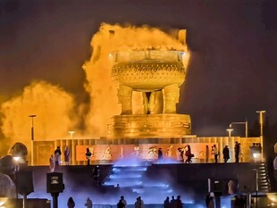 夜晚壮观的古老建筑景观