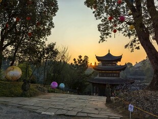 夕阳下的中式园林景致