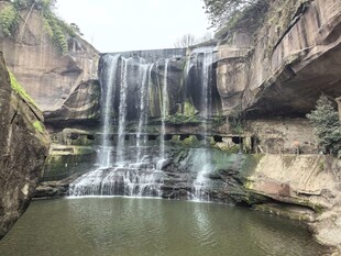 山间瀑布下的清幽水潭