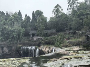 山间瀑布与葱郁树林景观