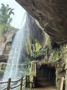 山洞瀑布景观 自然之美