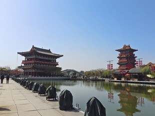 古风楼阁临湖美景