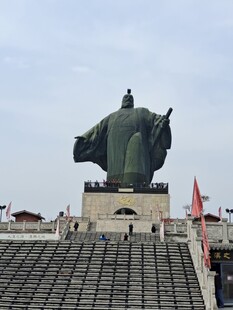 巨大关公雕像屹立于建筑前