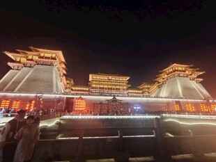 夜晚璀璨的中式古建筑景观