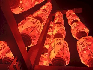 传统红灯笼高高悬挂