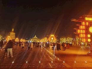 古城夜景下的热闹街道