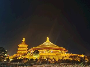 夜晚璀璨的中式古建筑