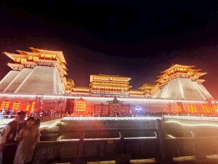 古城楼夜景璀璨灯火辉煌