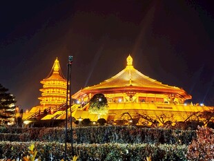 洛阳夜景中的古建筑风光