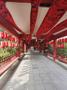 中式长廊挂红灯笼美景