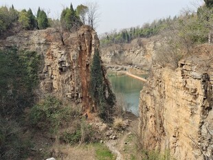 峡谷河畔的壮丽自然景观