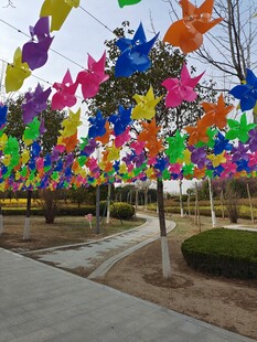 彩色风车装点的户外场景