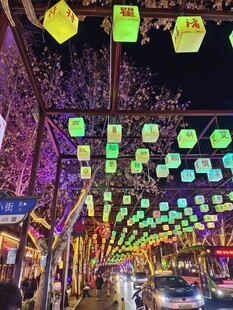 街道彩灯装饰夜景璀璨