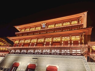 夜晚古色古香的中式建筑