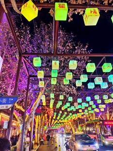 街道彩灯装饰夜景璀璨