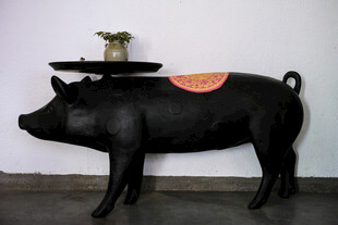 黑色猪形装饰雕塑