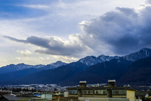 山城远景 云绕山峦