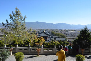 庭院外的远山景致